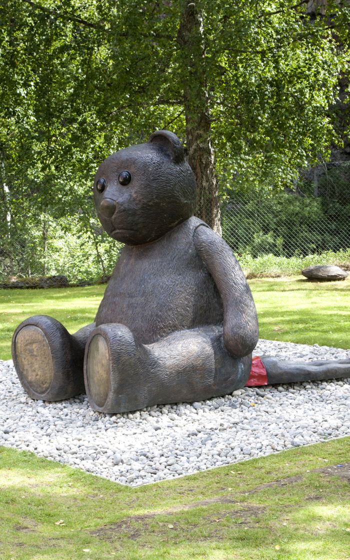 Sculpture, teddy bear, bronze.